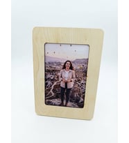 Masa Üstü Ahşap Fotoğraf Çerçevesi 14×20 cm – Kişiye Özel Fotoğraf Baskılı- akçaağaç renk