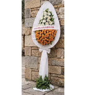 Beyaz Gerbera ve Turuncu Cinya Süslemeli Tek Katlı Çelenk