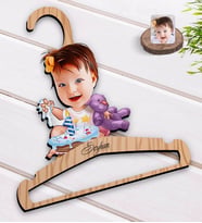 BK Gift Kişiye Özel Bebek Doğum Günü Karikatürlü Standart Boy Ahşap Elbise Askısı-2