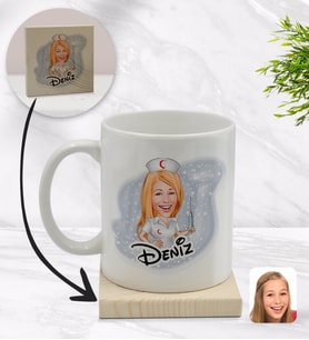 BK Gift Kişiye Özel Hemşire Karikatürlü Beyaz Kupa Bardak ve Ahşap Bardak Altlığı Hediye Seti - Model 1