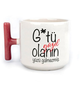 G*tü Güzel Olanın Yüzü Gülmezmiş Baskılı Kırmızı Kulplu T Kupa