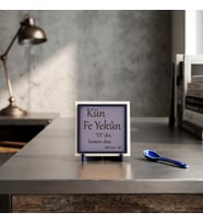 “Kün Fe Yekûn” Temalı Kaligrafik Dekoratif Pano, Ayet ve Meâl Detaylarıyla Kitaplık ve Çalışma Masası Objesi 10x10 cm