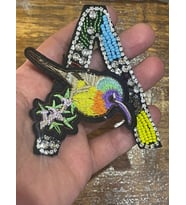 9X7 CM A HARFİ NAKIŞ VE BONCUK İŞLEME KUŞ İŞLEME APLİKE DİKİŞ AKSESUARI ARMA