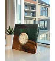 Classic Ceviz & Epoksi Masa Saati – Gümüş Kaplama Quartz Mekanizma – El Yapımı Tasarım (15x15 cm ) (Yeşil Gümüş)