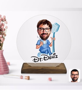 BK Gift Kişiye Özel Erkek Diş Hekimi Karikatürlü Yuvarlak Ahşap Standlı Biblo-2