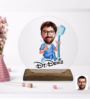 BK Gift Kişiye Özel Erkek Diş Hekimi Karikatürlü Yuvarlak Ahşap Standlı Biblo-2