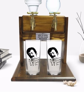 BK Gift Kişiye Özel Renkli Baskılı Çılgınlar Gibi Tasarımlı İkili Rakı Bardağı ve Çift Musluklu Doğal Ahşap Rakı Standı-1 (Model 1)
