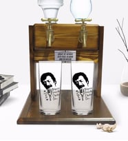 BK Gift Kişiye Özel Renkli Baskılı Çılgınlar Gibi Tasarımlı İkili Rakı Bardağı ve Çift Musluklu Doğal Ahşap Rakı Standı-1 (Model 1)