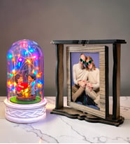 Kişiye Özel 2 Fotoğraflı Dönen Ahşap Çerçeve ve Renkli LED Işıklı Kalp Tutan Çiftli Fanus Hediye Seti