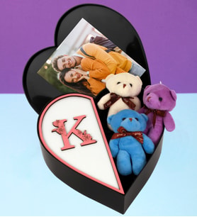 Kişiye Özel Kalpli Kutu Baş Harf Tasarımlı Kalp Kutu Ve Peluş Ayıcık Anahtarlık Buketi (Beyaz-Pembe)