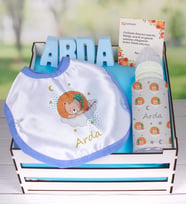 eJOYA Ahşap Sandıkta Kişiye Özel Önlük Biberon Ve Taş İsimlik Bebek Hediye Seti 109563 (Mavi)