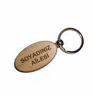 Kişiye Özel Oval Ahşap Anahtarlık – Soyad ve Aile Yazılı Lazer Gravür Anahtarlık – Özel Tasarım Aile Anahtarlığı