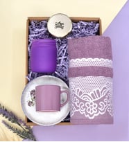 Kişiye Özel Mor Renkli Kavanoz Mum& Mor Renkli Havlu& Tabağı Desenli Fincan Hediye Seti