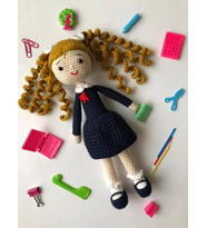 Önlüklü Bebek Amigurumi Organik Oyuncak