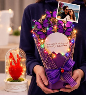 Kişiye Özel Fotoğraflı Renkli LED Işıklı Aynalı Mor Kelebek Buketi ve LED Işıklı Kırmızı Kalpli Fanus