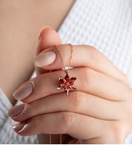 925 Ayar Gümüş Garnet Lotus Çiçeği Kolye