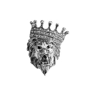 Taçlı aslan kafası rozet/broş