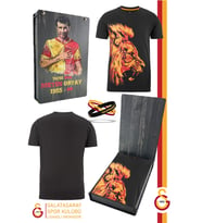 Galatasaray Orijinal Lisanslı Aslan Baskılı T-Shirt + Bileklik Set Hediyelik Ahşap Kutulu