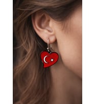 Kırmızı Kalp Desenli Ay Yıldız Küpe – Metal Sallantılı Kadın Küpe