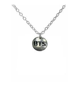 BTS Müzik Grubu Metal Kolye – 60 cm Uzun Zincirli K-Pop Takı (Gümüş)