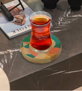 BK Gift Kişiye Özel Modern Art Tasarımlı Doğal Ahşap Tabaklı Heybeli Çay Bardağı Model 10