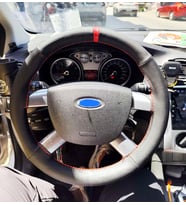 DİKİŞLİ DİREKSİYON KILIFI SİYAH - NOKTALI DERİ KIRMIZI YÜZÜK / DİKİŞ FORD FOCUS (fotodaki) İÇİN