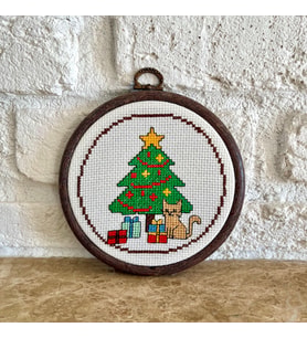 Seretamin Handmade Kedi Yılbaşı Ağacı Kanaviçe Nakışlı Mini Duvar Süsü