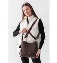 Just Polo Mila Charmlı Büyük Boy Yumuşak Deri Görünümlü Geniş Hacimli Kadın Kol Çantası Pbu3207 (Kahverengi)