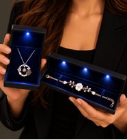Işıklı Kutularında 925 Ayar Gümüş Set Laleli 100 Dilde Seni Seviyorum Kolye ve Gold Manolya Çiçeği Bileklik