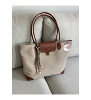 BAGLOVİS CHARM DETAYLI BÜYÜK BOY TOTE ÇANTA EN40 BOY30 (Krem-Taba)
