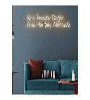Kinci İnsanlar Değiliz Ama Her Şey Aklımızda Yazılı Neon Tabela