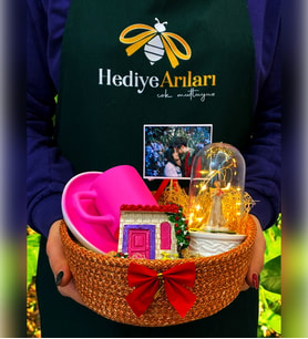 Fotoğraflı Özel Hediye Sepeti  Pembe Kahve Fincanı & Magnet & Işıklı Şans Melekli Fanus