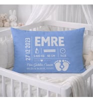 İsme Özel Bebek Doğum Bilgili Yastık Kılıfı (40x35 cm) – %100 Pamuk Saten (Mavi)