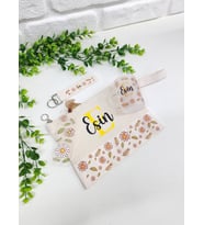 Kişiye Özel İsme Özel Papatya ve Yaprak Desenli Clutch Çanta Çay Fincanı Anahtarlık Kitap Ayracı Hediye Seti