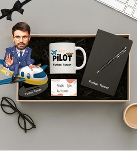 Kişiye Özel Fotoğraflı Pilot Tasarımlı Biblo,Beyaz Kupa,Defter Ve Kalem Hediye Seti (STD)