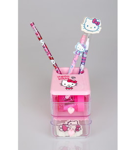 DEKOMUS İLE YENİ SEZON LİSANSLI HELLO KITTY MASA KALEMLİĞİ,UÇLU KALEM,SİLGİ TEPELİ GEÇMELİ KURŞUN KALEM,SİLGİ VE KALEMTRAŞ SETİ