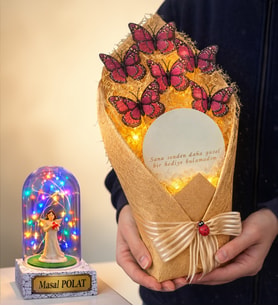 Kişiye Özel Renkli Işıklı Fanus ve Aynalı Led Işıklı Pembe Kelebek Buketi – Romantik Hediye Seti (Model 4)