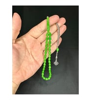 SEVGİLİYE ÖZEL HEDİYE SIKMA KEHRİBAR TESBİH DAMLA KESİM KÜÇÜK BOY YEŞİL RENK 6MM X 9MM H-1540.