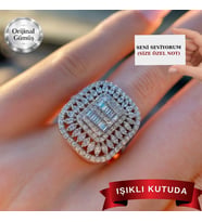 IŞIKLI KUTUDA Gümüş Sıralı büyük model baget taşlı kadın yüzük