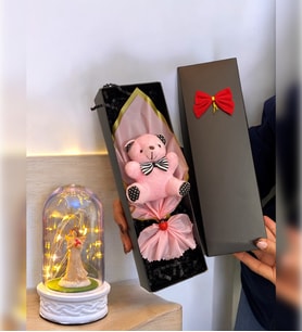Özel Kutusunda Pembe Ayıcık Buketi & Işıklı Şans Melekli Fanus  Ayıcık Buketi