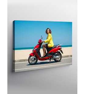 Kanvas Tablo Kırmızı Vespa Ve Kadın