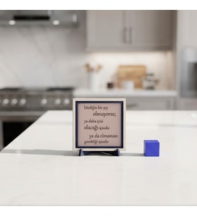 “Ya Daha İyisi Olacağı İçindir, Ya Da Olmaması Gerektiği İçindir” Yazılı Standlı Dekoratif Obje, Anlamlı Masaüstü Armağanı 10x10 cm