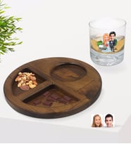 BK Gift Kişiye Özel Evleniyoruz Karikatürlü Viski Bardağı ve Doğal Masif Ahşap Ceviz Yuvarlak Sunum Tabağı Çerezlik Hediye Seti-1