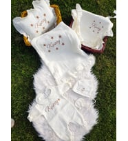 Baby Clime; İsim Nakışlı Müslin Bebek Tulumu, Şapka, Eldiven, Battaniye, Yastık, Puset Örtüsü - 6 Parça Bebek Seti (Krem)