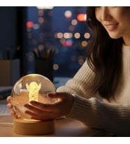 Astronot Adam Model Ahşap Altlıklı USB LED Kristal Cam Küre Gece Lambası Dekoratif & Hediye (Karışık)