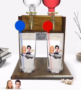 BK Gift Kişiye Özel Renkli Baskılı Sevgililer Karikatürlü İkili Vodka Bardağı ve Çift Musluklu Doğal Ahşap Vodka Standı-53 (Model 1)