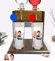 BK Gift Kişiye Özel Renkli Baskılı Sevgililer Karikatürlü İkili Vodka Bardağı ve Çift Musluklu Doğal Ahşap Vodka Standı-53 (Model 1)