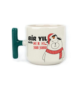 Bir Yıl Değil Her Yıl Yan Yana Penguen Baskılı Yeşil Kulplu T Yılbaşı Kupası