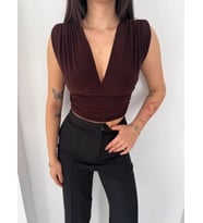 Vatkalı Kolsuz V Yaka Drapeli Crop Bluz Likralı Fit - Kahverengi