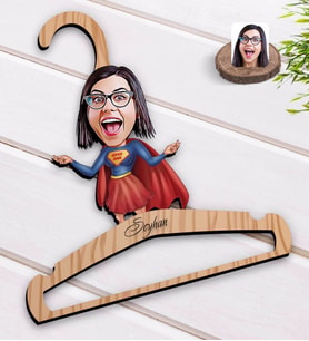BK Gift Kişiye Özel Süper Anne Karikatürlü Standart Boy Ahşap Elbise Askısı-1